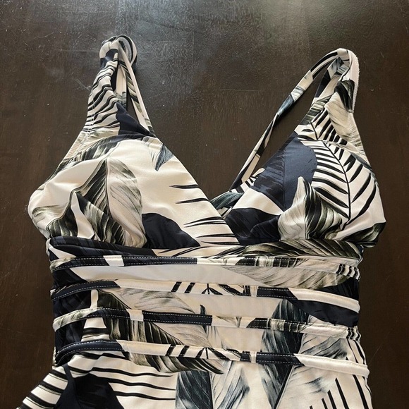 La Blanca Moment Of Zen Palm Multi Strap Cross Back One Piece Swimsuit 4 - Picture 6 of 6